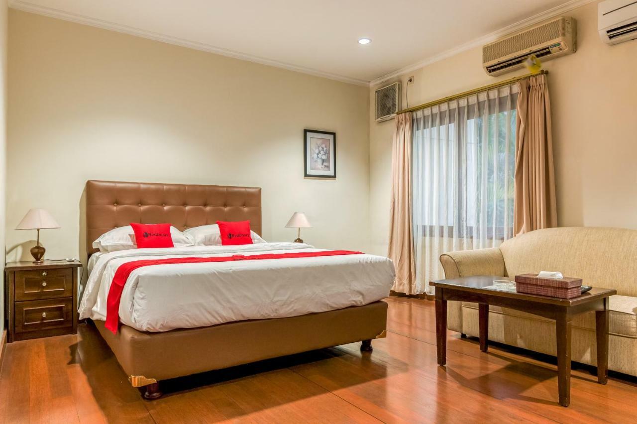 Reddoorz Plus Near Dharmawangsa Square Jakarta Exterior photo