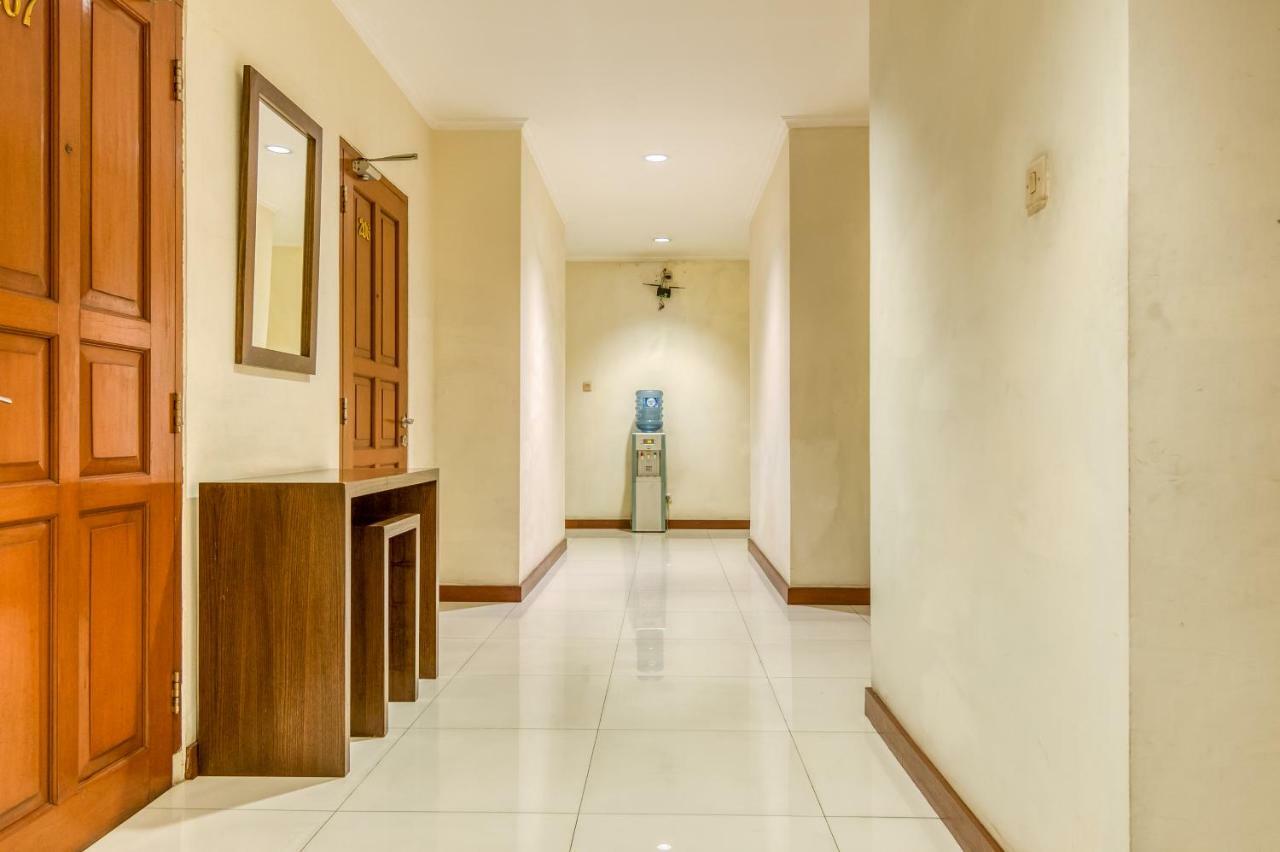 Reddoorz Plus Near Dharmawangsa Square Jakarta Exterior photo